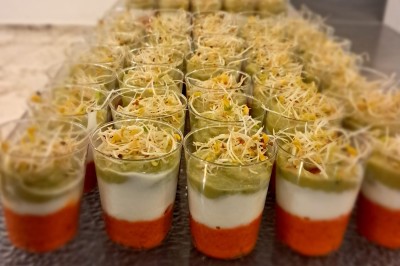 Miniature Traiteur Lattes (Hérault) - A la Bonne Franquette #38 Borne photo interactive éclairée entourée de poteaux dorés et cordons rouges sur un tapis rouge dans une salle lumineuse.