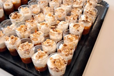 Miniature Traiteur Lattes (Hérault) - A la Bonne Franquette #39 Borne photo interactive éclairée entourée de poteaux dorés et cordons rouges sur un tapis rouge dans une salle lumineuse.