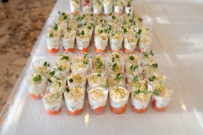 Miniature Traiteur Lattes (Hérault) - A la Bonne Franquette #40 Borne photo interactive éclairée entourée de poteaux dorés et cordons rouges sur un tapis rouge dans une salle lumineuse.