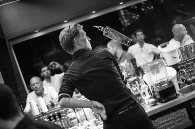 Miniature Traiteur Lattes (Hérault) - A la Bonne Franquette #6 Borne photo interactive éclairée entourée de poteaux dorés et cordons rouges sur un tapis rouge dans une salle lumineuse.