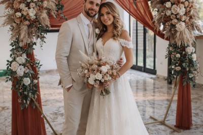 Un couteau s'apprête à couper un dessert en forme de citron posé sur un support doré.