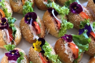 Miniature Traiteur Lattes (Hérault) - A la Bonne Franquette #27 Un couteau s'apprête à couper un dessert en forme de citron jaune posé sur un support doré.