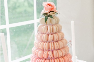 Miniature Traiteur Lattes (Hérault) - A la Bonne Franquette #28 Un couteau s'apprête à couper un dessert en forme de citron jaune posé sur un support doré.