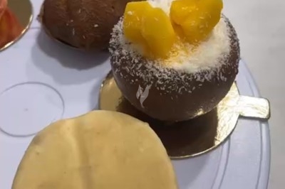 Miniature Traiteur Lattes (Hérault) - A la Bonne Franquette #29 Un couteau s'apprête à couper un dessert en forme de citron jaune posé sur un support doré.