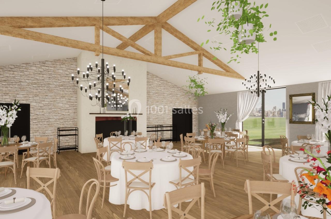 Salle de réception lumineuse avec poutres apparentes, tables dressées, décor floral et grandes baies vitrées.