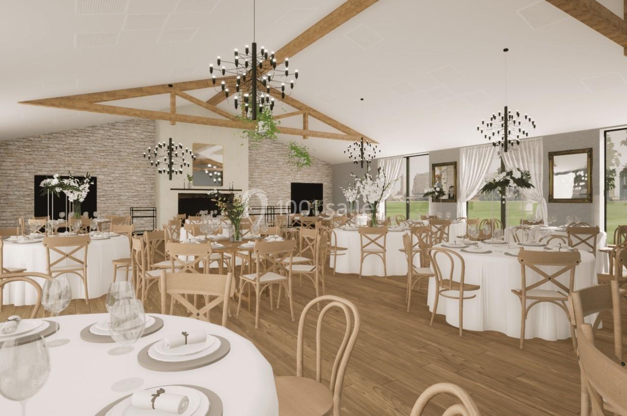 Salle de réception lumineuse avec tables rondes dressées, chaises en bois clair et décorations florales élégantes.