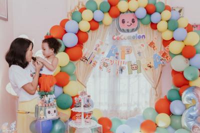 Un couple marche dans un champ au coucher du soleil, la femme portant une robe blanche et tenant légèrement son ourlet.
