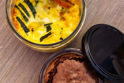 Mur en pierre orné d'une mosaïque colorée représentant un motif circulaire, entouré de végétation.