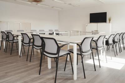 Mur en pierre orné d'une mosaïque colorée représentant un motif circulaire, entouré de végétation.