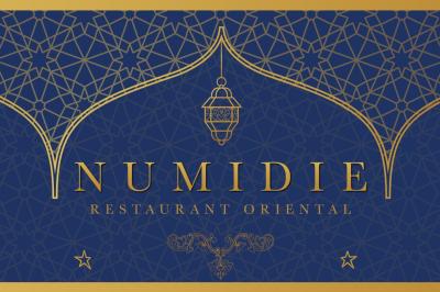 Un groupe d'hommes en tenues traditionnelles pose devant une décoration orientale et une affiche promotionnelle.