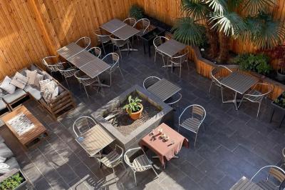 Un groupe d'hommes en tenues traditionnelles pose devant une décoration orientale et une affiche promotionnelle.