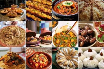 Un groupe d'hommes en tenues traditionnelles pose devant une décoration orientale et une affiche promotionnelle.