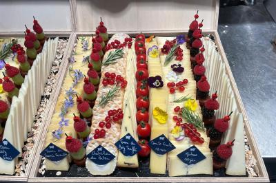 Bougies allumées et fleurs blanches disposées sur une table décorée pour un événement dans une ambiance tamisée.