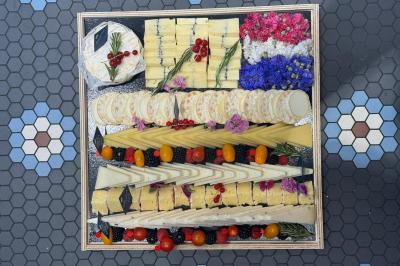 Bougies allumées et fleurs blanches disposées sur une table décorée pour un événement dans une ambiance tamisée.