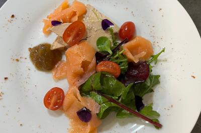 Bougies allumées et fleurs blanches disposées sur une table décorée pour un événement dans une ambiance tamisée.