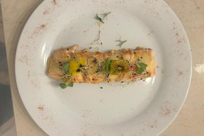 Bougies allumées et fleurs blanches disposées sur une table décorée pour un événement dans une ambiance tamisée.