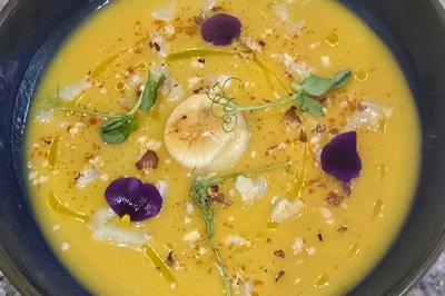 Bougies allumées et fleurs blanches disposées sur une table décorée pour un événement dans une ambiance tamisée.