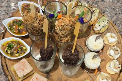 Bougies allumées et fleurs blanches disposées sur une table décorée pour un événement dans une ambiance tamisée.