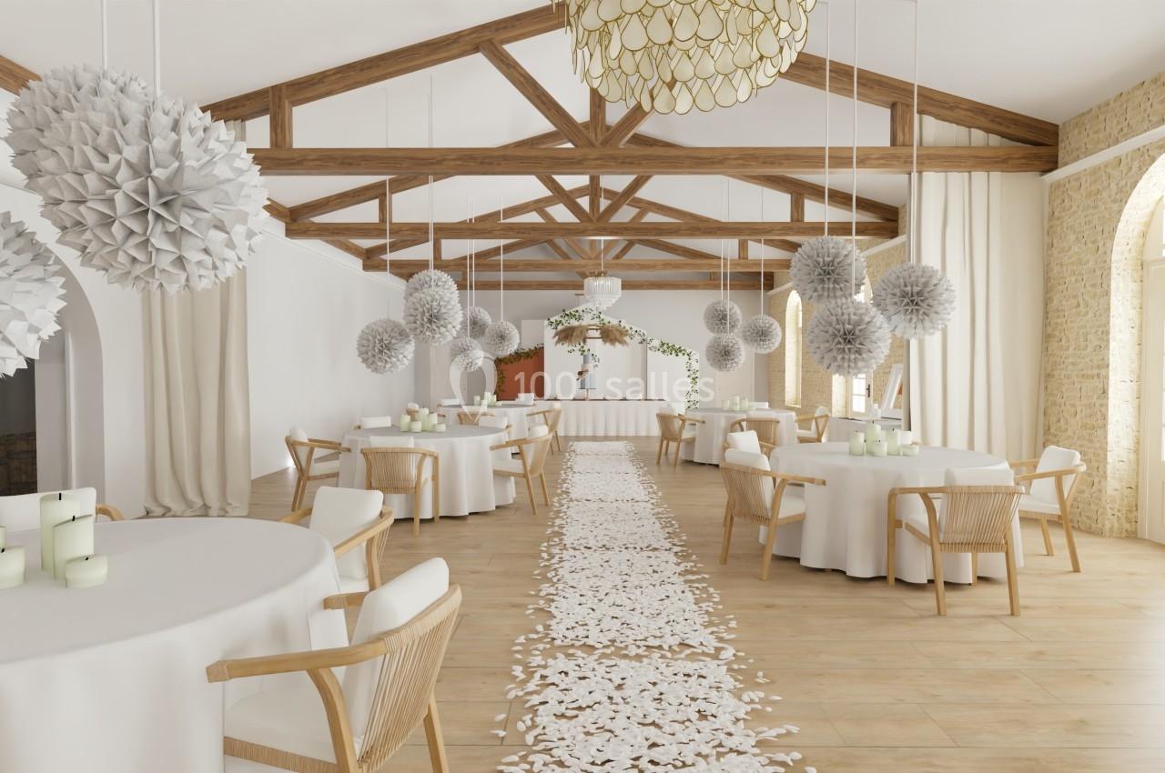 Salle de réception décorée pour un mariage, avec tables rondes, guirlandes suspendues et allée centrale ornée de pétales.