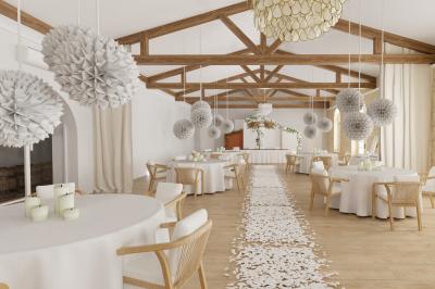 Salle lumineuse avec poutres apparentes, rangées de chaises noires et un bar en fond sous un lustre élégant.