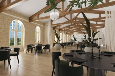 Salle lumineuse avec poutres apparentes, rangées de chaises noires et un bar en fond sous un lustre élégant.