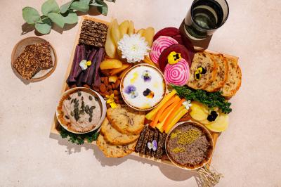 Miniature Traiteur Paris 3 (Paris) - Karmama #2 Plateau coloré de crudités, fromages, dips, fruits secs et fleurs comestibles disposés de manière artistique.