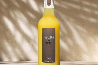 Miniature Traiteur Paris 3 (Paris) - Karmama #11 Plateau coloré de crudités, fromages, dips, fruits secs et fleurs comestibles disposés de manière artistique.