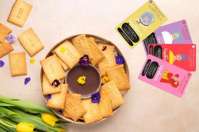 Miniature Traiteur Paris 3 (Paris) - Karmama #21 Plateau coloré de crudités, fromages, dips, fruits secs et fleurs comestibles disposés de manière artistique.