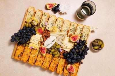 Miniature Traiteur Paris 3 (Paris) - Karmama #22 Plateau coloré de crudités, fromages, dips, fruits secs et fleurs comestibles disposés de manière artistique.