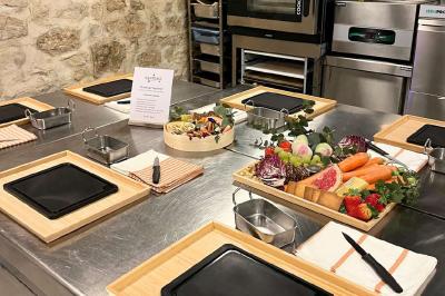 Miniature Traiteur Paris 3 (Paris) - Karmama #31 Plateau coloré de crudités, fromages, dips, fruits secs et fleurs comestibles disposés de manière artistique.