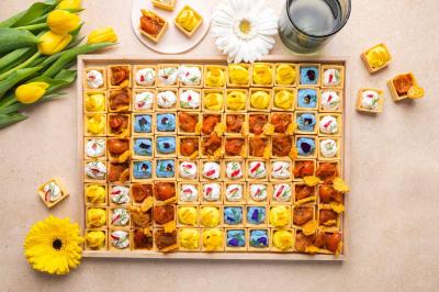 Miniature Traiteur Paris 3 (Paris) - Karmama #32 Plateau coloré de crudités, fromages, dips, fruits secs et fleurs comestibles disposés de manière artistique.