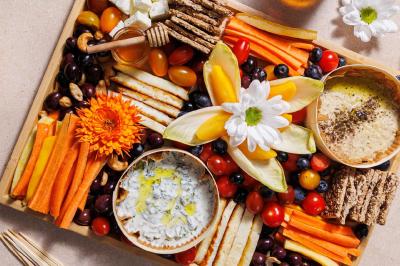 Miniature Traiteur Paris 3 (Paris) - Karmama #33 Plateau coloré de crudités, fromages, dips, fruits secs et fleurs comestibles disposés de manière artistique.