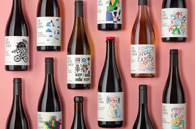 Plateau coloré de crudités, fromages, dips, fruits secs et fleurs comestibles disposés de manière artistique.