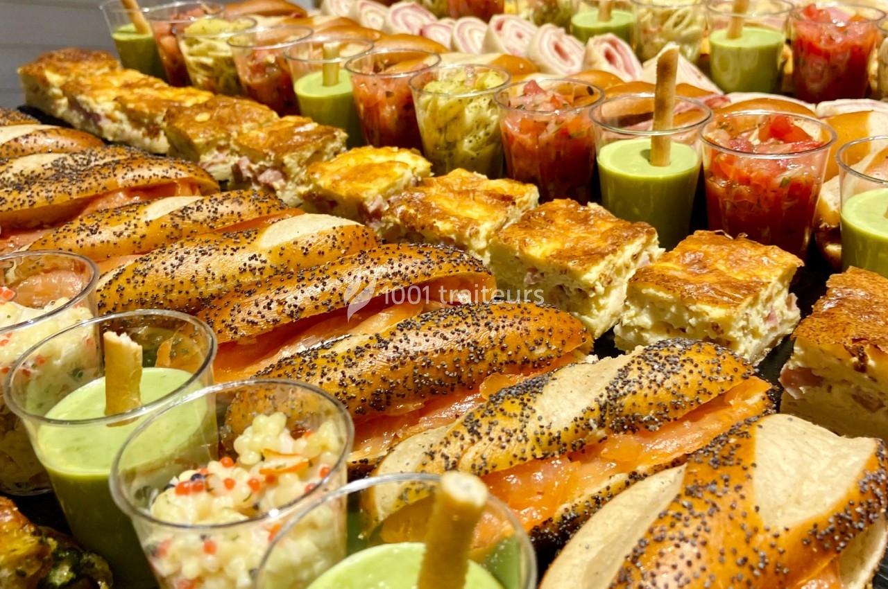 Plateau de buffet composé de mini-sandwichs, verrines, quiches et autres amuse-bouches variés.