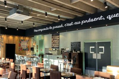 Assortiment de grillades, samoussas, légumes et sauce, garni d'oignons et tomates cerises.