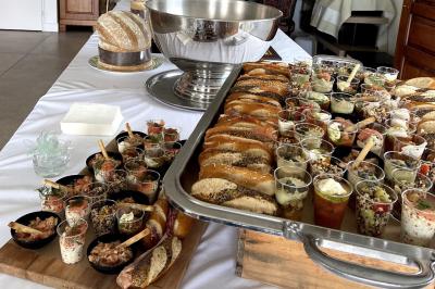 Assortiment de grillades, samoussas, légumes et sauce, garni d'oignons et tomates cerises.