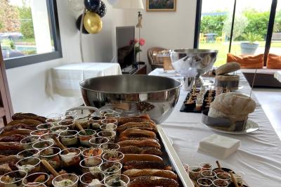 Assortiment de grillades, samoussas, légumes et sauce, garni d'oignons et tomates cerises.