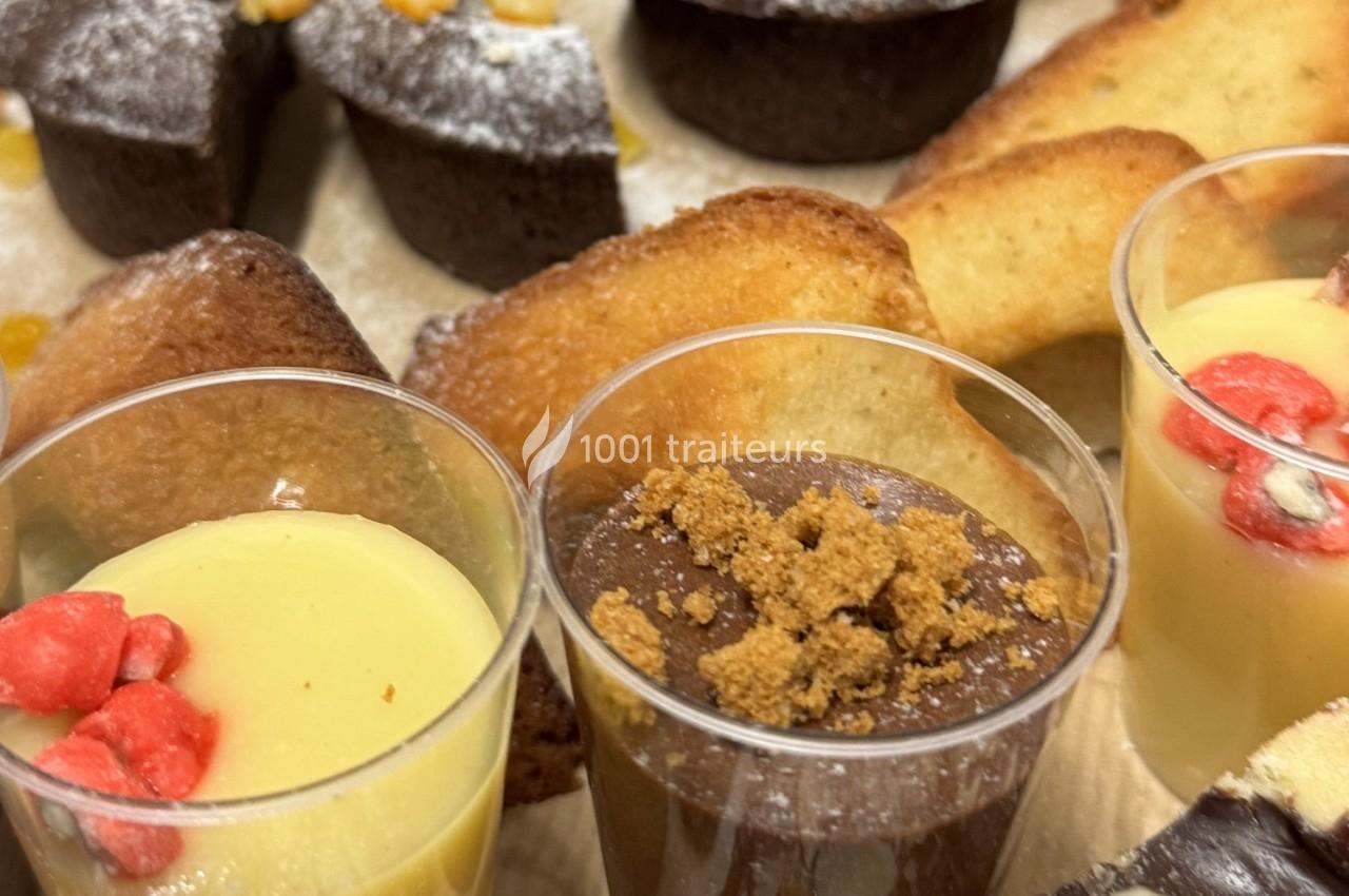 Desserts variés comprenant mousses au chocolat et à la vanille, biscuits dorés et gâteaux individuels.