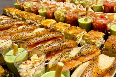 Plateau de buffet composé de mini-sandwichs, verrines, quiches et autres amuse-bouches variés.