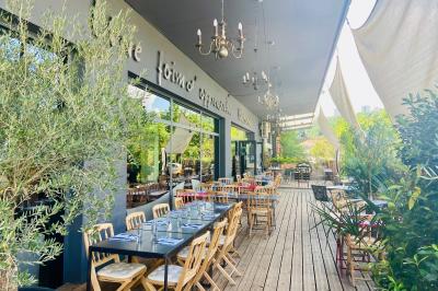 Assortiment de grillades, samoussas, légumes et sauce, garni d'oignons et tomates cerises.
