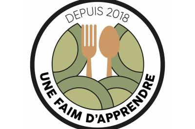 Assortiment de grillades, samoussas, légumes et sauce, garni d'oignons et tomates cerises.