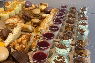 Assortiment de grillades, samoussas, légumes et sauce, garni d'oignons et tomates cerises.