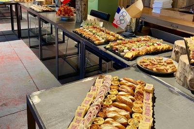 Assortiment de grillades, samoussas, légumes et sauce, garni d'oignons et tomates cerises.