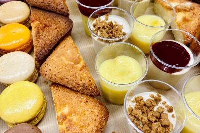 Assortiment de grillades, samoussas, légumes et sauce, garni d'oignons et tomates cerises.