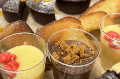 Assortiment de grillades, samoussas, légumes et sauce, garni d'oignons et tomates cerises.