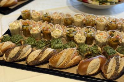 Assortiment de grillades, samoussas, légumes et sauce, garni d'oignons et tomates cerises.