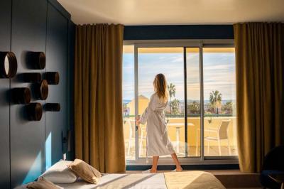 Deux machines à sous lumineuses avec écrans colorés, une personne assise devant l'une d'elles dans un casino.