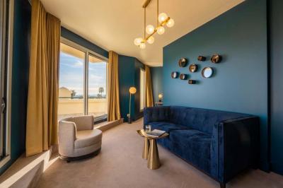 Deux machines à sous lumineuses avec écrans colorés, une personne assise devant l'une d'elles dans un casino.