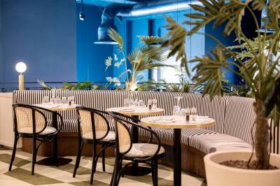 Deux machines à sous lumineuses avec écrans colorés, une personne assise devant l'une d'elles dans un casino.