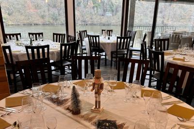 Un kayakiste pagaye sur une rivière calme entourée de végétation et de falaises verdoyantes.